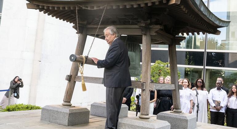 联合国秘书长安东尼奥·古特雷斯在纽约联合国总部敲响和平钟。
